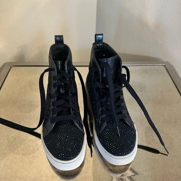 Women’s Sneaker - Picture 2 of 5